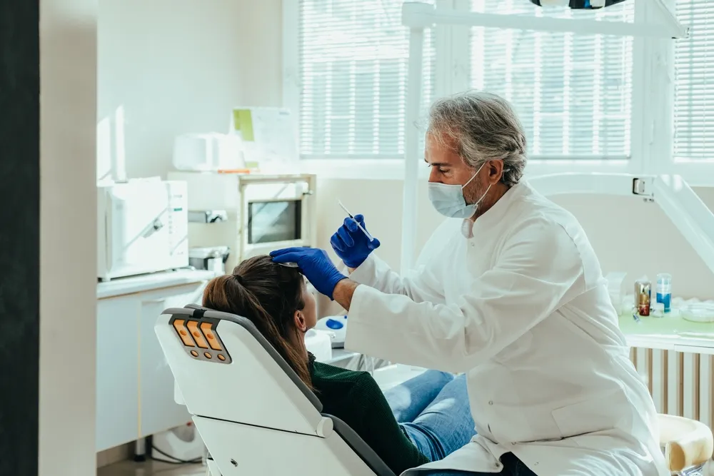 Un dentiste injecte du botox