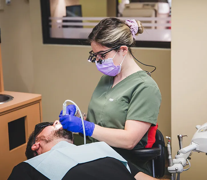 Kalina, hygiéniste dentaire, avec un patient